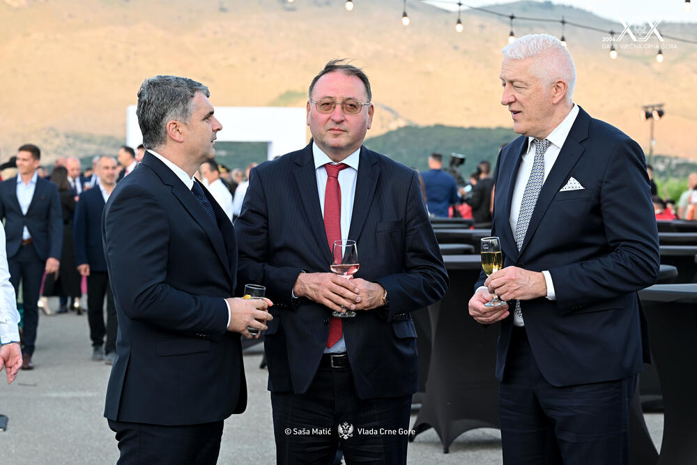 <p>Sinoć je premijer Milojko Spajić u vinogradu &bdquo;13. jul Plantaže&ldquo; organizovao svečani prijem povodom 20 godina od odnove nezavisnosti. Prijemu su, između ostalih, prisustvovali predsjednik države Jakov Milatović, članovi Vlade, predsjednik Skupštine Andrija Mandić, evropska komesarka Marta Kos, Izvjestilac za Crnu Goru u Evropskom parlamentu Marjan Šarec.bivši predsjednici države Milo Đukanović i Filip Vujanović, nekadašnji premijer Duško Marković, predstavnici parlamentarnih političkih partija, ambasadori, glavni specijalni tužilac i vrhovni državni tužilac Vladimir Novović i Milorad Marković, predsjednica Vrhovnog suda Valentina Pavličić, prestolonasljednik princ Nikola Petrović Njegoš. Događaju su, takođe, prisustvovali pojedini predsjednici opština, direktor Uprave policije Lazar Šćepanović, načelnik generalštaba Miodrag Vuksanović, predstavnici medija, Srpske pravoslavne crkve, Crnogorske pravoslavne crkve, Islamske zajednice, Katoličke crkve i Jevrejske zajednice, direktori preduzeća u državnom vlasništvu, privrednici.</p>  <p>Od gostiju iz regiona, prisutan je bio član predstedništva BiH Željko Komšić.</p>  <p>Na prijemu nije bio nekadašnji premijer Dritan Abazović (Građanski pokret URA), ali ni predstavnici njegove stranke, Demokratske narodne partije Milana Kneževića, Socijalističke narodne partije i Ujedinjene Crne Gore.</p>