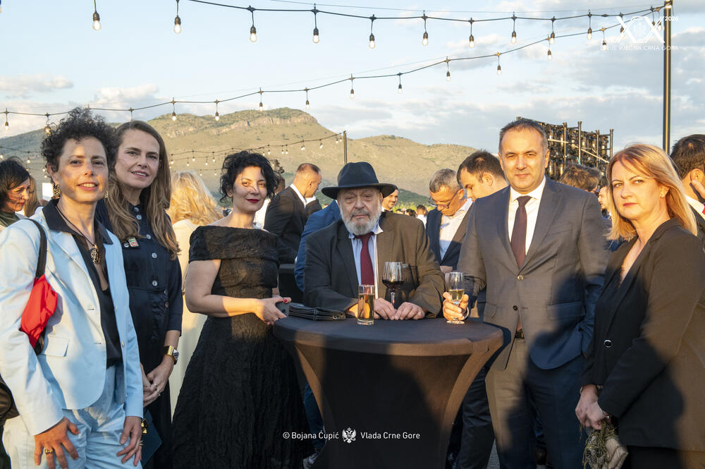 <p>Sinoć je premijer Milojko Spajić u vinogradu &bdquo;13. jul Plantaže&ldquo; organizovao svečani prijem povodom 20 godina od odnove nezavisnosti. Prijemu su, između ostalih, prisustvovali predsjednik države Jakov Milatović, članovi Vlade, predsjednik Skupštine Andrija Mandić, evropska komesarka Marta Kos, Izvjestilac za Crnu Goru u Evropskom parlamentu Marjan Šarec.bivši predsjednici države Milo Đukanović i Filip Vujanović, nekadašnji premijer Duško Marković, predstavnici parlamentarnih političkih partija, ambasadori, glavni specijalni tužilac i vrhovni državni tužilac Vladimir Novović i Milorad Marković, predsjednica Vrhovnog suda Valentina Pavličić, prestolonasljednik princ Nikola Petrović Njegoš. Događaju su, takođe, prisustvovali pojedini predsjednici opština, direktor Uprave policije Lazar Šćepanović, načelnik generalštaba Miodrag Vuksanović, predstavnici medija, Srpske pravoslavne crkve, Crnogorske pravoslavne crkve, Islamske zajednice, Katoličke crkve i Jevrejske zajednice, direktori preduzeća u državnom vlasništvu, privrednici.</p>  <p>Od gostiju iz regiona, prisutan je bio član predstedništva BiH Željko Komšić.</p>  <p>Na prijemu nije bio nekadašnji premijer Dritan Abazović (Građanski pokret URA), ali ni predstavnici njegove stranke, Demokratske narodne partije Milana Kneževića, Socijalističke narodne partije i Ujedinjene Crne Gore.</p>