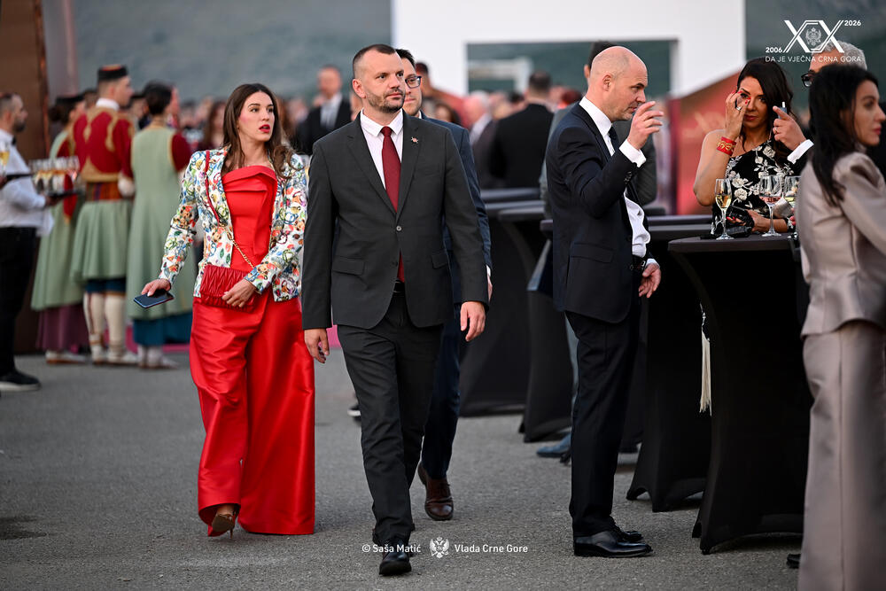 <p>Sinoć je premijer Milojko Spajić u vinogradu &bdquo;13. jul Plantaže&ldquo; organizovao svečani prijem povodom 20 godina od odnove nezavisnosti. Prijemu su, između ostalih, prisustvovali predsjednik države Jakov Milatović, članovi Vlade, predsjednik Skupštine Andrija Mandić, evropska komesarka Marta Kos, Izvjestilac za Crnu Goru u Evropskom parlamentu Marjan Šarec.bivši predsjednici države Milo Đukanović i Filip Vujanović, nekadašnji premijer Duško Marković, predstavnici parlamentarnih političkih partija, ambasadori, glavni specijalni tužilac i vrhovni državni tužilac Vladimir Novović i Milorad Marković, predsjednica Vrhovnog suda Valentina Pavličić, prestolonasljednik princ Nikola Petrović Njegoš. Događaju su, takođe, prisustvovali pojedini predsjednici opština, direktor Uprave policije Lazar Šćepanović, načelnik generalštaba Miodrag Vuksanović, predstavnici medija, Srpske pravoslavne crkve, Crnogorske pravoslavne crkve, Islamske zajednice, Katoličke crkve i Jevrejske zajednice, direktori preduzeća u državnom vlasništvu, privrednici.</p>  <p>Od gostiju iz regiona, prisutan je bio član predstedništva BiH Željko Komšić.</p>  <p>Na prijemu nije bio nekadašnji premijer Dritan Abazović (Građanski pokret URA), ali ni predstavnici njegove stranke, Demokratske narodne partije Milana Kneževića, Socijalističke narodne partije i Ujedinjene Crne Gore.</p>