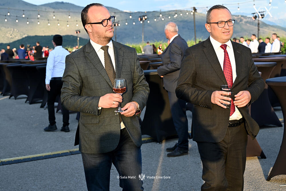 <p>Sinoć je premijer Milojko Spajić u vinogradu &bdquo;13. jul Plantaže&ldquo; organizovao svečani prijem povodom 20 godina od odnove nezavisnosti. Prijemu su, između ostalih, prisustvovali predsjednik države Jakov Milatović, članovi Vlade, predsjednik Skupštine Andrija Mandić, evropska komesarka Marta Kos, Izvjestilac za Crnu Goru u Evropskom parlamentu Marjan Šarec.bivši predsjednici države Milo Đukanović i Filip Vujanović, nekadašnji premijer Duško Marković, predstavnici parlamentarnih političkih partija, ambasadori, glavni specijalni tužilac i vrhovni državni tužilac Vladimir Novović i Milorad Marković, predsjednica Vrhovnog suda Valentina Pavličić, prestolonasljednik princ Nikola Petrović Njegoš. Događaju su, takođe, prisustvovali pojedini predsjednici opština, direktor Uprave policije Lazar Šćepanović, načelnik generalštaba Miodrag Vuksanović, predstavnici medija, Srpske pravoslavne crkve, Crnogorske pravoslavne crkve, Islamske zajednice, Katoličke crkve i Jevrejske zajednice, direktori preduzeća u državnom vlasništvu, privrednici.</p>  <p>Od gostiju iz regiona, prisutan je bio član predstedništva BiH Željko Komšić.</p>  <p>Na prijemu nije bio nekadašnji premijer Dritan Abazović (Građanski pokret URA), ali ni predstavnici njegove stranke, Demokratske narodne partije Milana Kneževića, Socijalističke narodne partije i Ujedinjene Crne Gore.</p>
