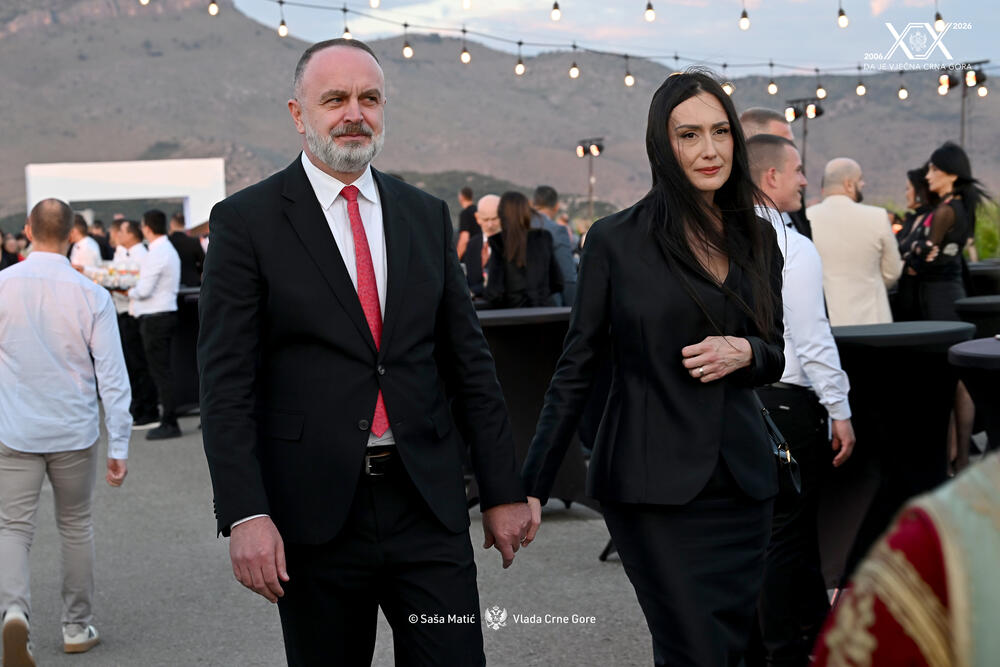 <p>Sinoć je premijer Milojko Spajić u vinogradu &bdquo;13. jul Plantaže&ldquo; organizovao svečani prijem povodom 20 godina od odnove nezavisnosti. Prijemu su, između ostalih, prisustvovali predsjednik države Jakov Milatović, članovi Vlade, predsjednik Skupštine Andrija Mandić, evropska komesarka Marta Kos, Izvjestilac za Crnu Goru u Evropskom parlamentu Marjan Šarec.bivši predsjednici države Milo Đukanović i Filip Vujanović, nekadašnji premijer Duško Marković, predstavnici parlamentarnih političkih partija, ambasadori, glavni specijalni tužilac i vrhovni državni tužilac Vladimir Novović i Milorad Marković, predsjednica Vrhovnog suda Valentina Pavličić, prestolonasljednik princ Nikola Petrović Njegoš. Događaju su, takođe, prisustvovali pojedini predsjednici opština, direktor Uprave policije Lazar Šćepanović, načelnik generalštaba Miodrag Vuksanović, predstavnici medija, Srpske pravoslavne crkve, Crnogorske pravoslavne crkve, Islamske zajednice, Katoličke crkve i Jevrejske zajednice, direktori preduzeća u državnom vlasništvu, privrednici.</p>  <p>Od gostiju iz regiona, prisutan je bio član predstedništva BiH Željko Komšić.</p>  <p>Na prijemu nije bio nekadašnji premijer Dritan Abazović (Građanski pokret URA), ali ni predstavnici njegove stranke, Demokratske narodne partije Milana Kneževića, Socijalističke narodne partije i Ujedinjene Crne Gore.</p>