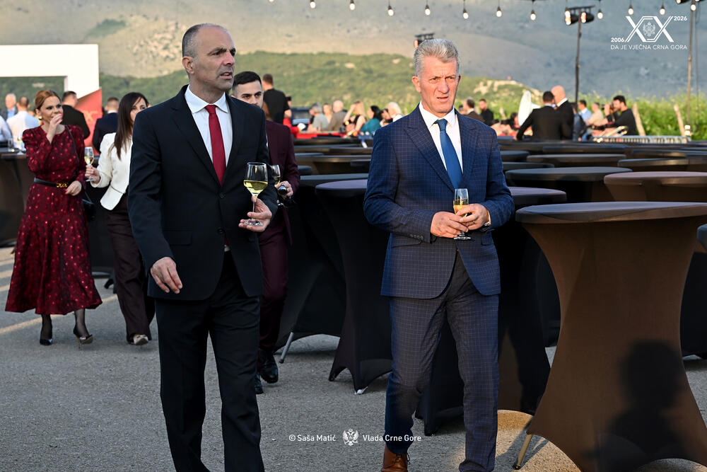 <p>Sinoć je premijer Milojko Spajić u vinogradu &bdquo;13. jul Plantaže&ldquo; organizovao svečani prijem povodom 20 godina od odnove nezavisnosti. Prijemu su, između ostalih, prisustvovali predsjednik države Jakov Milatović, članovi Vlade, predsjednik Skupštine Andrija Mandić, evropska komesarka Marta Kos, Izvjestilac za Crnu Goru u Evropskom parlamentu Marjan Šarec.bivši predsjednici države Milo Đukanović i Filip Vujanović, nekadašnji premijer Duško Marković, predstavnici parlamentarnih političkih partija, ambasadori, glavni specijalni tužilac i vrhovni državni tužilac Vladimir Novović i Milorad Marković, predsjednica Vrhovnog suda Valentina Pavličić, prestolonasljednik princ Nikola Petrović Njegoš. Događaju su, takođe, prisustvovali pojedini predsjednici opština, direktor Uprave policije Lazar Šćepanović, načelnik generalštaba Miodrag Vuksanović, predstavnici medija, Srpske pravoslavne crkve, Crnogorske pravoslavne crkve, Islamske zajednice, Katoličke crkve i Jevrejske zajednice, direktori preduzeća u državnom vlasništvu, privrednici.</p>  <p>Od gostiju iz regiona, prisutan je bio član predstedništva BiH Željko Komšić.</p>  <p>Na prijemu nije bio nekadašnji premijer Dritan Abazović (Građanski pokret URA), ali ni predstavnici njegove stranke, Demokratske narodne partije Milana Kneževića, Socijalističke narodne partije i Ujedinjene Crne Gore.</p>