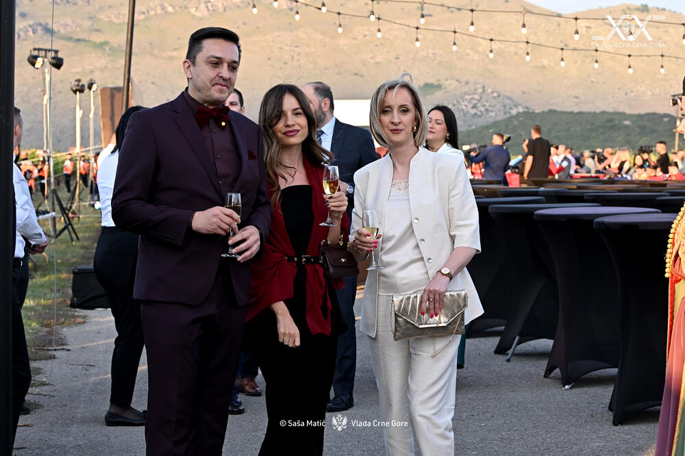 <p>Sinoć je premijer Milojko Spajić u vinogradu &bdquo;13. jul Plantaže&ldquo; organizovao svečani prijem povodom 20 godina od odnove nezavisnosti. Prijemu su, između ostalih, prisustvovali predsjednik države Jakov Milatović, članovi Vlade, predsjednik Skupštine Andrija Mandić, evropska komesarka Marta Kos, Izvjestilac za Crnu Goru u Evropskom parlamentu Marjan Šarec.bivši predsjednici države Milo Đukanović i Filip Vujanović, nekadašnji premijer Duško Marković, predstavnici parlamentarnih političkih partija, ambasadori, glavni specijalni tužilac i vrhovni državni tužilac Vladimir Novović i Milorad Marković, predsjednica Vrhovnog suda Valentina Pavličić, prestolonasljednik princ Nikola Petrović Njegoš. Događaju su, takođe, prisustvovali pojedini predsjednici opština, direktor Uprave policije Lazar Šćepanović, načelnik generalštaba Miodrag Vuksanović, predstavnici medija, Srpske pravoslavne crkve, Crnogorske pravoslavne crkve, Islamske zajednice, Katoličke crkve i Jevrejske zajednice, direktori preduzeća u državnom vlasništvu, privrednici.</p>  <p>Od gostiju iz regiona, prisutan je bio član predstedništva BiH Željko Komšić.</p>  <p>Na prijemu nije bio nekadašnji premijer Dritan Abazović (Građanski pokret URA), ali ni predstavnici njegove stranke, Demokratske narodne partije Milana Kneževića, Socijalističke narodne partije i Ujedinjene Crne Gore.</p>