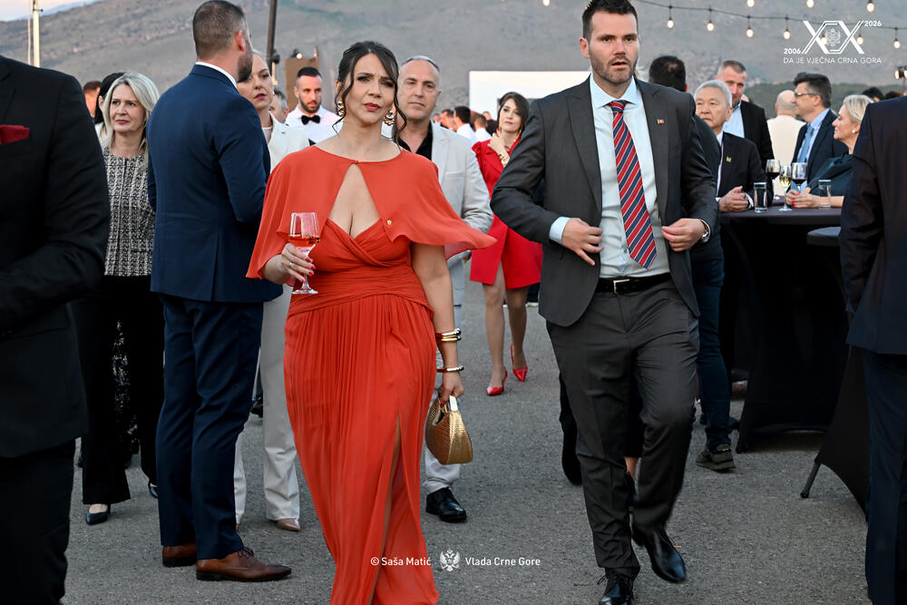 <p>Sinoć je premijer Milojko Spajić u vinogradu &bdquo;13. jul Plantaže&ldquo; organizovao svečani prijem povodom 20 godina od odnove nezavisnosti. Prijemu su, između ostalih, prisustvovali predsjednik države Jakov Milatović, članovi Vlade, predsjednik Skupštine Andrija Mandić, evropska komesarka Marta Kos, Izvjestilac za Crnu Goru u Evropskom parlamentu Marjan Šarec.bivši predsjednici države Milo Đukanović i Filip Vujanović, nekadašnji premijer Duško Marković, predstavnici parlamentarnih političkih partija, ambasadori, glavni specijalni tužilac i vrhovni državni tužilac Vladimir Novović i Milorad Marković, predsjednica Vrhovnog suda Valentina Pavličić, prestolonasljednik princ Nikola Petrović Njegoš. Događaju su, takođe, prisustvovali pojedini predsjednici opština, direktor Uprave policije Lazar Šćepanović, načelnik generalštaba Miodrag Vuksanović, predstavnici medija, Srpske pravoslavne crkve, Crnogorske pravoslavne crkve, Islamske zajednice, Katoličke crkve i Jevrejske zajednice, direktori preduzeća u državnom vlasništvu, privrednici.</p>  <p>Od gostiju iz regiona, prisutan je bio član predstedništva BiH Željko Komšić.</p>  <p>Na prijemu nije bio nekadašnji premijer Dritan Abazović (Građanski pokret URA), ali ni predstavnici njegove stranke, Demokratske narodne partije Milana Kneževića, Socijalističke narodne partije i Ujedinjene Crne Gore.</p>