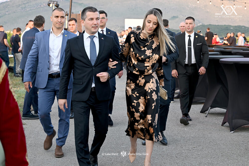 <p>Sinoć je premijer Milojko Spajić u vinogradu &bdquo;13. jul Plantaže&ldquo; organizovao svečani prijem povodom 20 godina od odnove nezavisnosti. Prijemu su, između ostalih, prisustvovali predsjednik države Jakov Milatović, članovi Vlade, predsjednik Skupštine Andrija Mandić, evropska komesarka Marta Kos, Izvjestilac za Crnu Goru u Evropskom parlamentu Marjan Šarec.bivši predsjednici države Milo Đukanović i Filip Vujanović, nekadašnji premijer Duško Marković, predstavnici parlamentarnih političkih partija, ambasadori, glavni specijalni tužilac i vrhovni državni tužilac Vladimir Novović i Milorad Marković, predsjednica Vrhovnog suda Valentina Pavličić, prestolonasljednik princ Nikola Petrović Njegoš. Događaju su, takođe, prisustvovali pojedini predsjednici opština, direktor Uprave policije Lazar Šćepanović, načelnik generalštaba Miodrag Vuksanović, predstavnici medija, Srpske pravoslavne crkve, Crnogorske pravoslavne crkve, Islamske zajednice, Katoličke crkve i Jevrejske zajednice, direktori preduzeća u državnom vlasništvu, privrednici.</p>  <p>Od gostiju iz regiona, prisutan je bio član predstedništva BiH Željko Komšić.</p>  <p>Na prijemu nije bio nekadašnji premijer Dritan Abazović (Građanski pokret URA), ali ni predstavnici njegove stranke, Demokratske narodne partije Milana Kneževića, Socijalističke narodne partije i Ujedinjene Crne Gore.</p>