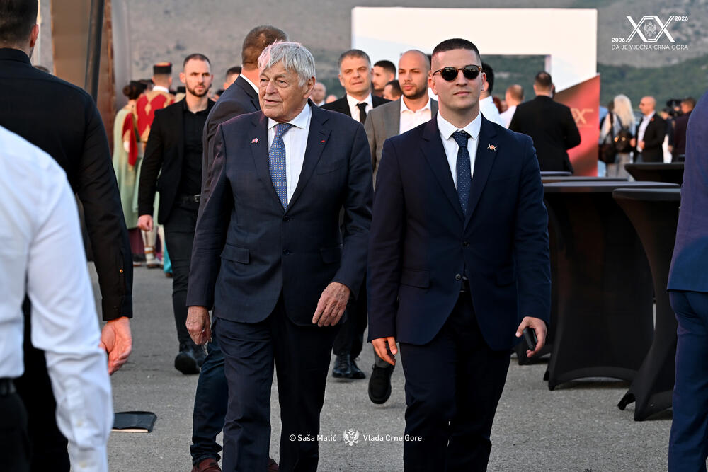 <p>Sinoć je premijer Milojko Spajić u vinogradu &bdquo;13. jul Plantaže&ldquo; organizovao svečani prijem povodom 20 godina od odnove nezavisnosti. Prijemu su, između ostalih, prisustvovali predsjednik države Jakov Milatović, članovi Vlade, predsjednik Skupštine Andrija Mandić, evropska komesarka Marta Kos, Izvjestilac za Crnu Goru u Evropskom parlamentu Marjan Šarec.bivši predsjednici države Milo Đukanović i Filip Vujanović, nekadašnji premijer Duško Marković, predstavnici parlamentarnih političkih partija, ambasadori, glavni specijalni tužilac i vrhovni državni tužilac Vladimir Novović i Milorad Marković, predsjednica Vrhovnog suda Valentina Pavličić, prestolonasljednik princ Nikola Petrović Njegoš. Događaju su, takođe, prisustvovali pojedini predsjednici opština, direktor Uprave policije Lazar Šćepanović, načelnik generalštaba Miodrag Vuksanović, predstavnici medija, Srpske pravoslavne crkve, Crnogorske pravoslavne crkve, Islamske zajednice, Katoličke crkve i Jevrejske zajednice, direktori preduzeća u državnom vlasništvu, privrednici.</p>  <p>Od gostiju iz regiona, prisutan je bio član predstedništva BiH Željko Komšić.</p>  <p>Na prijemu nije bio nekadašnji premijer Dritan Abazović (Građanski pokret URA), ali ni predstavnici njegove stranke, Demokratske narodne partije Milana Kneževića, Socijalističke narodne partije i Ujedinjene Crne Gore.</p>