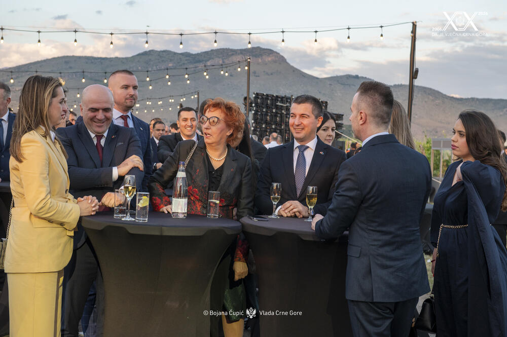 <p>Sinoć je premijer Milojko Spajić u vinogradu &bdquo;13. jul Plantaže&ldquo; organizovao svečani prijem povodom 20 godina od odnove nezavisnosti. Prijemu su, između ostalih, prisustvovali predsjednik države Jakov Milatović, članovi Vlade, predsjednik Skupštine Andrija Mandić, evropska komesarka Marta Kos, Izvjestilac za Crnu Goru u Evropskom parlamentu Marjan Šarec.bivši predsjednici države Milo Đukanović i Filip Vujanović, nekadašnji premijer Duško Marković, predstavnici parlamentarnih političkih partija, ambasadori, glavni specijalni tužilac i vrhovni državni tužilac Vladimir Novović i Milorad Marković, predsjednica Vrhovnog suda Valentina Pavličić, prestolonasljednik princ Nikola Petrović Njegoš. Događaju su, takođe, prisustvovali pojedini predsjednici opština, direktor Uprave policije Lazar Šćepanović, načelnik generalštaba Miodrag Vuksanović, predstavnici medija, Srpske pravoslavne crkve, Crnogorske pravoslavne crkve, Islamske zajednice, Katoličke crkve i Jevrejske zajednice, direktori preduzeća u državnom vlasništvu, privrednici.</p>  <p>Od gostiju iz regiona, prisutan je bio član predstedništva BiH Željko Komšić.</p>  <p>Na prijemu nije bio nekadašnji premijer Dritan Abazović (Građanski pokret URA), ali ni predstavnici njegove stranke, Demokratske narodne partije Milana Kneževića, Socijalističke narodne partije i Ujedinjene Crne Gore.</p>
