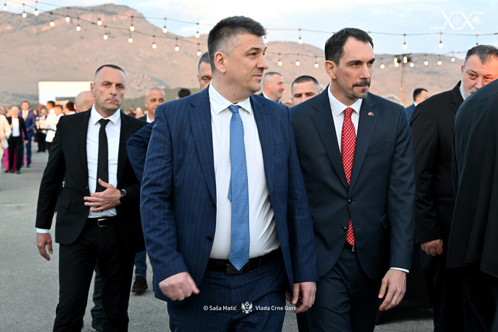 <p>Sinoć je premijer Milojko Spajić u vinogradu &bdquo;13. jul Plantaže&ldquo; organizovao svečani prijem povodom 20 godina od odnove nezavisnosti. Prijemu su, između ostalih, prisustvovali predsjednik države Jakov Milatović, članovi Vlade, predsjednik Skupštine Andrija Mandić, evropska komesarka Marta Kos, Izvjestilac za Crnu Goru u Evropskom parlamentu Marjan Šarec.bivši predsjednici države Milo Đukanović i Filip Vujanović, nekadašnji premijer Duško Marković, predstavnici parlamentarnih političkih partija, ambasadori, glavni specijalni tužilac i vrhovni državni tužilac Vladimir Novović i Milorad Marković, predsjednica Vrhovnog suda Valentina Pavličić, prestolonasljednik princ Nikola Petrović Njegoš. Događaju su, takođe, prisustvovali pojedini predsjednici opština, direktor Uprave policije Lazar Šćepanović, načelnik generalštaba Miodrag Vuksanović, predstavnici medija, Srpske pravoslavne crkve, Crnogorske pravoslavne crkve, Islamske zajednice, Katoličke crkve i Jevrejske zajednice, direktori preduzeća u državnom vlasništvu, privrednici.</p>  <p>Od gostiju iz regiona, prisutan je bio član predstedništva BiH Željko Komšić.</p>  <p>Na prijemu nije bio nekadašnji premijer Dritan Abazović (Građanski pokret URA), ali ni predstavnici njegove stranke, Demokratske narodne partije Milana Kneževića, Socijalističke narodne partije i Ujedinjene Crne Gore.</p>