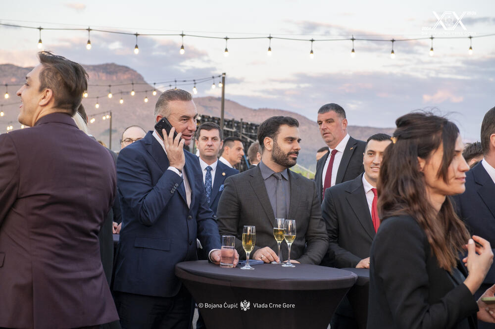 <p>Sinoć je premijer Milojko Spajić u vinogradu &bdquo;13. jul Plantaže&ldquo; organizovao svečani prijem povodom 20 godina od odnove nezavisnosti. Prijemu su, između ostalih, prisustvovali predsjednik države Jakov Milatović, članovi Vlade, predsjednik Skupštine Andrija Mandić, evropska komesarka Marta Kos, Izvjestilac za Crnu Goru u Evropskom parlamentu Marjan Šarec.bivši predsjednici države Milo Đukanović i Filip Vujanović, nekadašnji premijer Duško Marković, predstavnici parlamentarnih političkih partija, ambasadori, glavni specijalni tužilac i vrhovni državni tužilac Vladimir Novović i Milorad Marković, predsjednica Vrhovnog suda Valentina Pavličić, prestolonasljednik princ Nikola Petrović Njegoš. Događaju su, takođe, prisustvovali pojedini predsjednici opština, direktor Uprave policije Lazar Šćepanović, načelnik generalštaba Miodrag Vuksanović, predstavnici medija, Srpske pravoslavne crkve, Crnogorske pravoslavne crkve, Islamske zajednice, Katoličke crkve i Jevrejske zajednice, direktori preduzeća u državnom vlasništvu, privrednici.</p>  <p>Od gostiju iz regiona, prisutan je bio član predstedništva BiH Željko Komšić.</p>  <p>Na prijemu nije bio nekadašnji premijer Dritan Abazović (Građanski pokret URA), ali ni predstavnici njegove stranke, Demokratske narodne partije Milana Kneževića, Socijalističke narodne partije i Ujedinjene Crne Gore.</p>