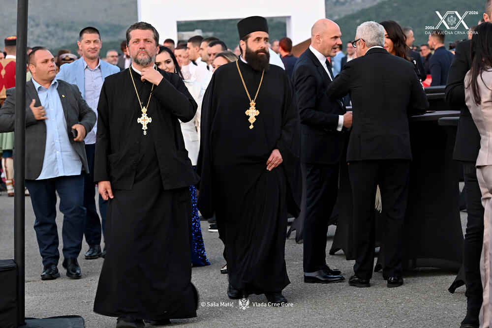 <p>Sinoć je premijer Milojko Spajić u vinogradu &bdquo;13. jul Plantaže&ldquo; organizovao svečani prijem povodom 20 godina od odnove nezavisnosti. Prijemu su, između ostalih, prisustvovali predsjednik države Jakov Milatović, članovi Vlade, predsjednik Skupštine Andrija Mandić, evropska komesarka Marta Kos, Izvjestilac za Crnu Goru u Evropskom parlamentu Marjan Šarec.bivši predsjednici države Milo Đukanović i Filip Vujanović, nekadašnji premijer Duško Marković, predstavnici parlamentarnih političkih partija, ambasadori, glavni specijalni tužilac i vrhovni državni tužilac Vladimir Novović i Milorad Marković, predsjednica Vrhovnog suda Valentina Pavličić, prestolonasljednik princ Nikola Petrović Njegoš. Događaju su, takođe, prisustvovali pojedini predsjednici opština, direktor Uprave policije Lazar Šćepanović, načelnik generalštaba Miodrag Vuksanović, predstavnici medija, Srpske pravoslavne crkve, Crnogorske pravoslavne crkve, Islamske zajednice, Katoličke crkve i Jevrejske zajednice, direktori preduzeća u državnom vlasništvu, privrednici.</p>  <p>Od gostiju iz regiona, prisutan je bio član predstedništva BiH Željko Komšić.</p>  <p>Na prijemu nije bio nekadašnji premijer Dritan Abazović (Građanski pokret URA), ali ni predstavnici njegove stranke, Demokratske narodne partije Milana Kneževića, Socijalističke narodne partije i Ujedinjene Crne Gore.</p>