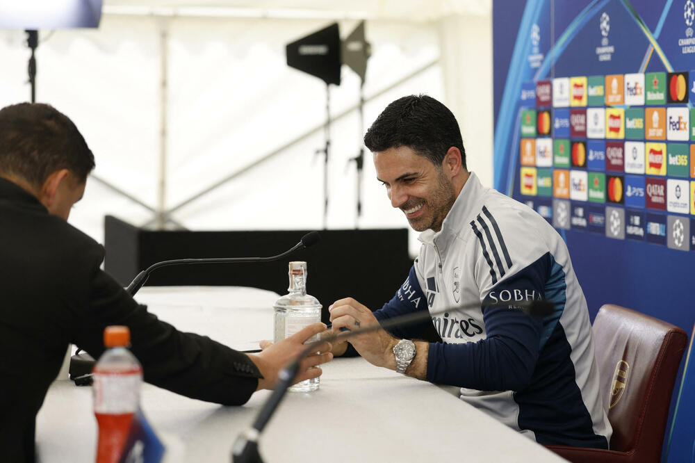 Arteta je dobio poklon od predstavnika medija pred današnju pres konferenciju, Foto: Reuters
