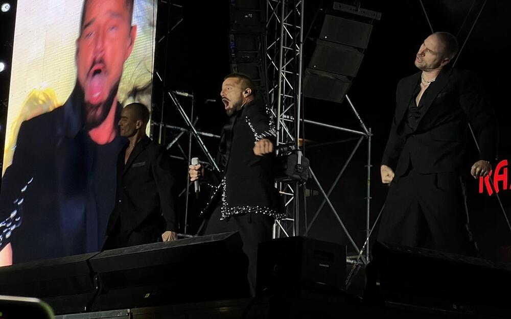 <p>Koncert Rikija Martina, zvijezde centralne proslave 21. maja - Dana nezavisnosti, na Trgu nezavisnosti u Podgorici, završen je pola sata prije ponoći, uz poruku: "Vidimo se sljedeći put. Volim vas".</p>  <p>Nastup ove svjetske zvijezde prethodno je na kratko prekinut zbog suzavca.</p>  <p>Latino pop zvijezda, Riki Martin na binu je izašao u 22 sata, a među prvim pjesama sa kojima se predstavio crnogorskoj publici, pred kojom prvi put nastupa, je "Maria" - singl iz 1995. godine i sa kojim je osvojio evropsku publiku, a nisu izostali ni hitovi "Livin' La Vida Loca" i "She Bangs" koji su mu donijeli svjetsku popularnost.</p>