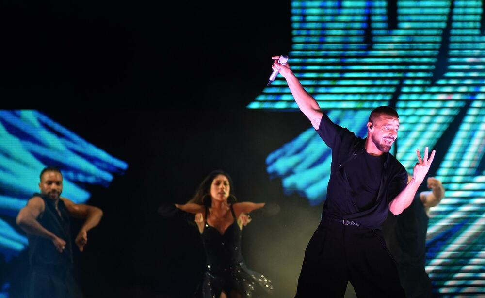 <p>Koncert Rikija Martina, zvijezde centralne proslave 21. maja - Dana nezavisnosti, na Trgu nezavisnosti u Podgorici, završen je pola sata prije ponoći, uz poruku: "Vidimo se sljedeći put. Volim vas".</p>  <p>Nastup ove svjetske zvijezde prethodno je na kratko prekinut zbog suzavca.</p>  <p>Latino pop zvijezda, Riki Martin na binu je izašao u 22 sata, a među prvim pjesama sa kojima se predstavio crnogorskoj publici, pred kojom prvi put nastupa, je "Maria" - singl iz 1995. godine i sa kojim je osvojio evropsku publiku, a nisu izostali ni hitovi "Livin' La Vida Loca" i "She Bangs" koji su mu donijeli svjetsku popularnost.</p>