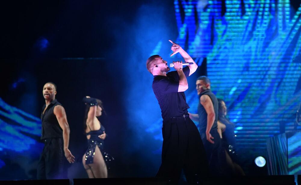 <p>Koncert Rikija Martina, zvijezde centralne proslave 21. maja - Dana nezavisnosti, na Trgu nezavisnosti u Podgorici, završen je pola sata prije ponoći, uz poruku: "Vidimo se sljedeći put. Volim vas".</p>  <p>Nastup ove svjetske zvijezde prethodno je na kratko prekinut zbog suzavca.</p>  <p>Latino pop zvijezda, Riki Martin na binu je izašao u 22 sata, a među prvim pjesama sa kojima se predstavio crnogorskoj publici, pred kojom prvi put nastupa, je "Maria" - singl iz 1995. godine i sa kojim je osvojio evropsku publiku, a nisu izostali ni hitovi "Livin' La Vida Loca" i "She Bangs" koji su mu donijeli svjetsku popularnost.</p>