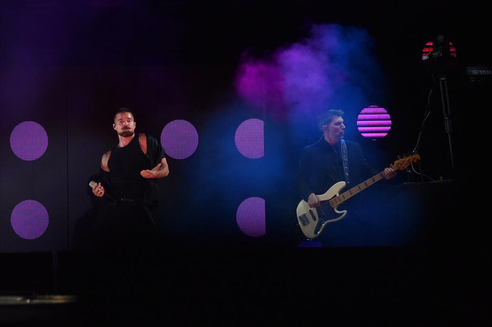 <p>Koncert Rikija Martina, zvijezde centralne proslave 21. maja - Dana nezavisnosti, na Trgu nezavisnosti u Podgorici, završen je pola sata prije ponoći, uz poruku: "Vidimo se sljedeći put. Volim vas".</p>  <p>Nastup ove svjetske zvijezde prethodno je na kratko prekinut zbog suzavca.</p>  <p>Latino pop zvijezda, Riki Martin na binu je izašao u 22 sata, a među prvim pjesama sa kojima se predstavio crnogorskoj publici, pred kojom prvi put nastupa, je "Maria" - singl iz 1995. godine i sa kojim je osvojio evropsku publiku, a nisu izostali ni hitovi "Livin' La Vida Loca" i "She Bangs" koji su mu donijeli svjetsku popularnost.</p>
