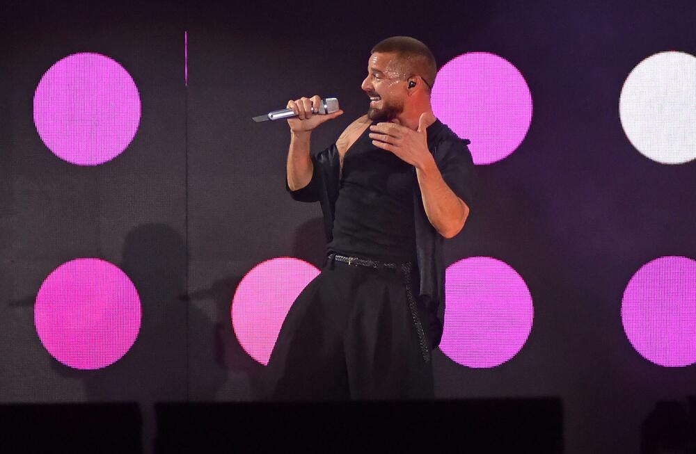 <p>Koncert Rikija Martina, zvijezde centralne proslave 21. maja - Dana nezavisnosti, na Trgu nezavisnosti u Podgorici, završen je pola sata prije ponoći, uz poruku: "Vidimo se sljedeći put. Volim vas".</p>  <p>Nastup ove svjetske zvijezde prethodno je na kratko prekinut zbog suzavca.</p>  <p>Latino pop zvijezda, Riki Martin na binu je izašao u 22 sata, a među prvim pjesama sa kojima se predstavio crnogorskoj publici, pred kojom prvi put nastupa, je "Maria" - singl iz 1995. godine i sa kojim je osvojio evropsku publiku, a nisu izostali ni hitovi "Livin' La Vida Loca" i "She Bangs" koji su mu donijeli svjetsku popularnost.</p>