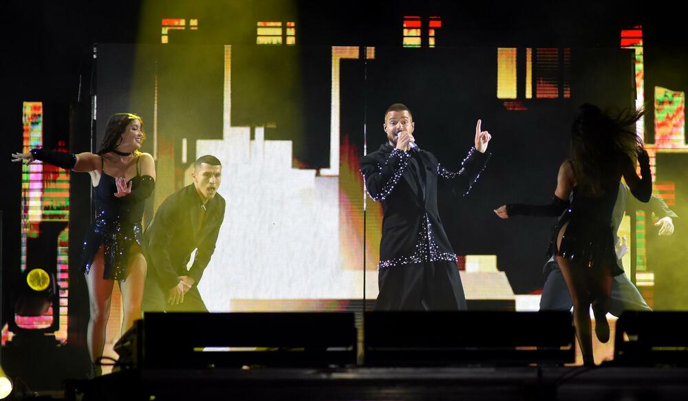 <p>Koncert Rikija Martina, zvijezde centralne proslave 21. maja - Dana nezavisnosti, na Trgu nezavisnosti u Podgorici, završen je pola sata prije ponoći, uz poruku: "Vidimo se sljedeći put. Volim vas".</p>  <p>Nastup ove svjetske zvijezde prethodno je na kratko prekinut zbog suzavca.</p>  <p>Latino pop zvijezda, Riki Martin na binu je izašao u 22 sata, a među prvim pjesama sa kojima se predstavio crnogorskoj publici, pred kojom prvi put nastupa, je "Maria" - singl iz 1995. godine i sa kojim je osvojio evropsku publiku, a nisu izostali ni hitovi "Livin' La Vida Loca" i "She Bangs" koji su mu donijeli svjetsku popularnost.</p>