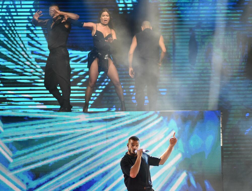 <p>Koncert Rikija Martina, zvijezde centralne proslave 21. maja - Dana nezavisnosti, na Trgu nezavisnosti u Podgorici, završen je pola sata prije ponoći, uz poruku: "Vidimo se sljedeći put. Volim vas".</p>  <p>Nastup ove svjetske zvijezde prethodno je na kratko prekinut zbog suzavca.</p>  <p>Latino pop zvijezda, Riki Martin na binu je izašao u 22 sata, a među prvim pjesama sa kojima se predstavio crnogorskoj publici, pred kojom prvi put nastupa, je "Maria" - singl iz 1995. godine i sa kojim je osvojio evropsku publiku, a nisu izostali ni hitovi "Livin' La Vida Loca" i "She Bangs" koji su mu donijeli svjetsku popularnost.</p>