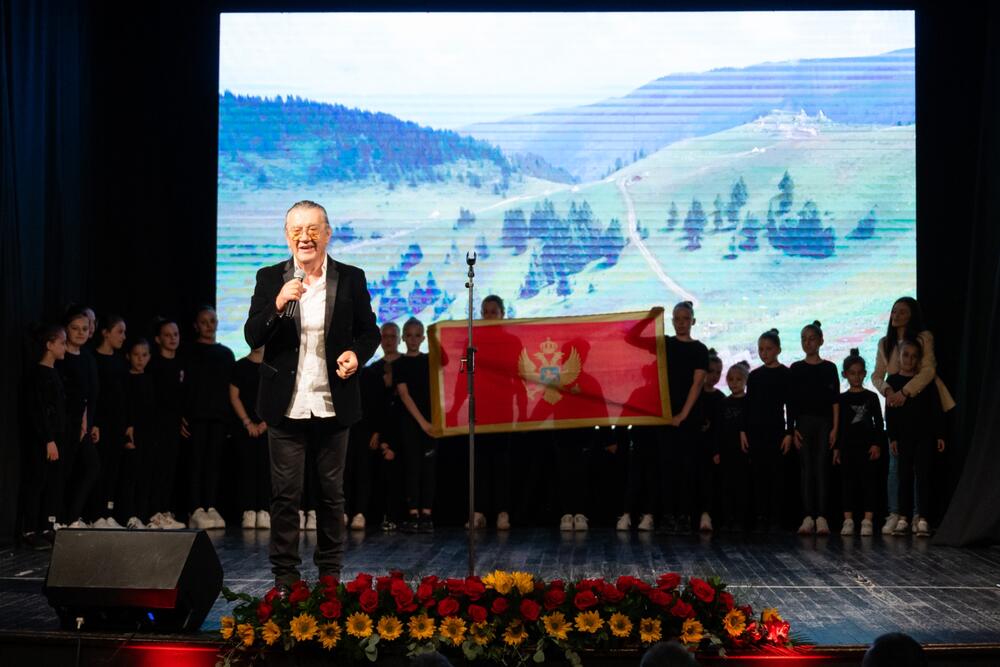 <p>Prema riječima šefa lokalnog Operativnog štaba Pokreta za nezavisnost 2006. godine, &bdquo;20 godina kasnije, najveća vrijednost je što svi zajedno dijelimo odgovornost prema državi koju moramo ostaviti uređenom budućim generacijama&ldquo;. Prevazilaženje naših podjela i poštovanje različitosti, poručio je on, jedini je put koji nas vodi naprijed</p>