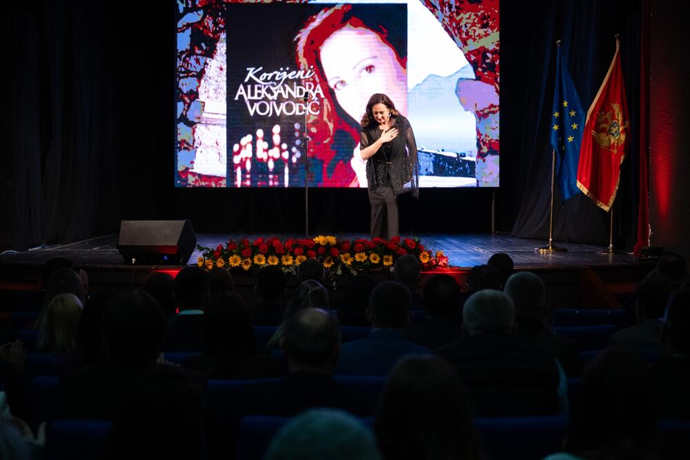 <p>Prema riječima šefa lokalnog Operativnog štaba Pokreta za nezavisnost 2006. godine, &bdquo;20 godina kasnije, najveća vrijednost je što svi zajedno dijelimo odgovornost prema državi koju moramo ostaviti uređenom budućim generacijama&ldquo;. Prevazilaženje naših podjela i poštovanje različitosti, poručio je on, jedini je put koji nas vodi naprijed</p>