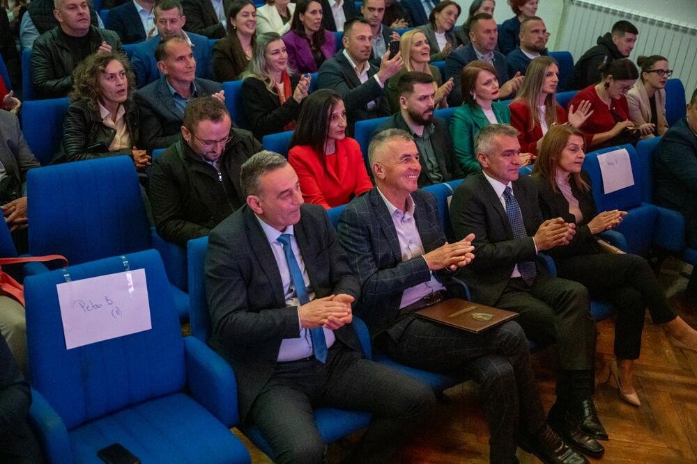 <p>Prema riječima šefa lokalnog Operativnog štaba Pokreta za nezavisnost 2006. godine, &bdquo;20 godina kasnije, najveća vrijednost je što svi zajedno dijelimo odgovornost prema državi koju moramo ostaviti uređenom budućim generacijama&ldquo;. Prevazilaženje naših podjela i poštovanje različitosti, poručio je on, jedini je put koji nas vodi naprijed</p>
