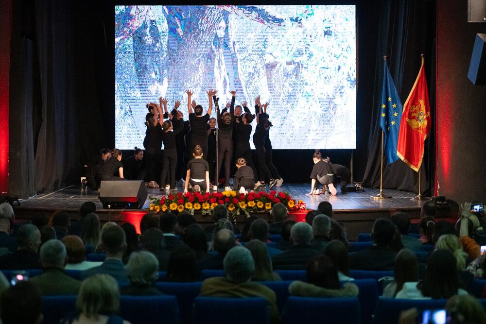 <p>Prema riječima šefa lokalnog Operativnog štaba Pokreta za nezavisnost 2006. godine, &bdquo;20 godina kasnije, najveća vrijednost je što svi zajedno dijelimo odgovornost prema državi koju moramo ostaviti uređenom budućim generacijama&ldquo;. Prevazilaženje naših podjela i poštovanje različitosti, poručio je on, jedini je put koji nas vodi naprijed</p>