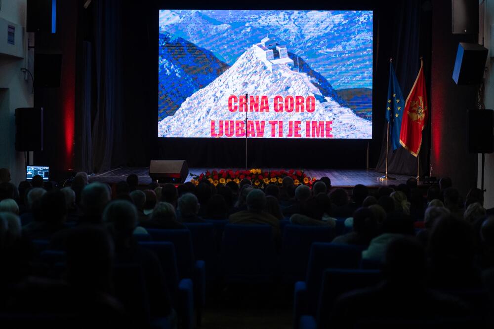 <p>Prema riječima šefa lokalnog Operativnog štaba Pokreta za nezavisnost 2006. godine, &bdquo;20 godina kasnije, najveća vrijednost je što svi zajedno dijelimo odgovornost prema državi koju moramo ostaviti uređenom budućim generacijama&ldquo;. Prevazilaženje naših podjela i poštovanje različitosti, poručio je on, jedini je put koji nas vodi naprijed</p>