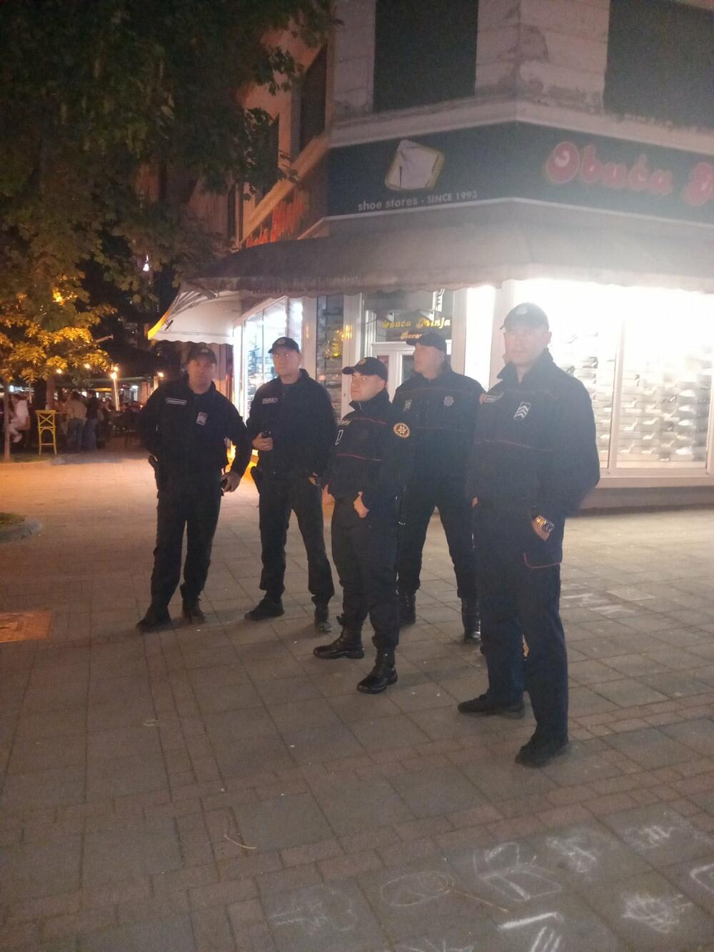 <p>Iz policije su kazali da su uoči koncerta zabilježili prijeteće mejlove lažne sadržine koji su se odnosili na centralnu proslavu na Trgu u Podgorici, a koji su za cilj imali opstrukciju održavanja ove proslave</p>