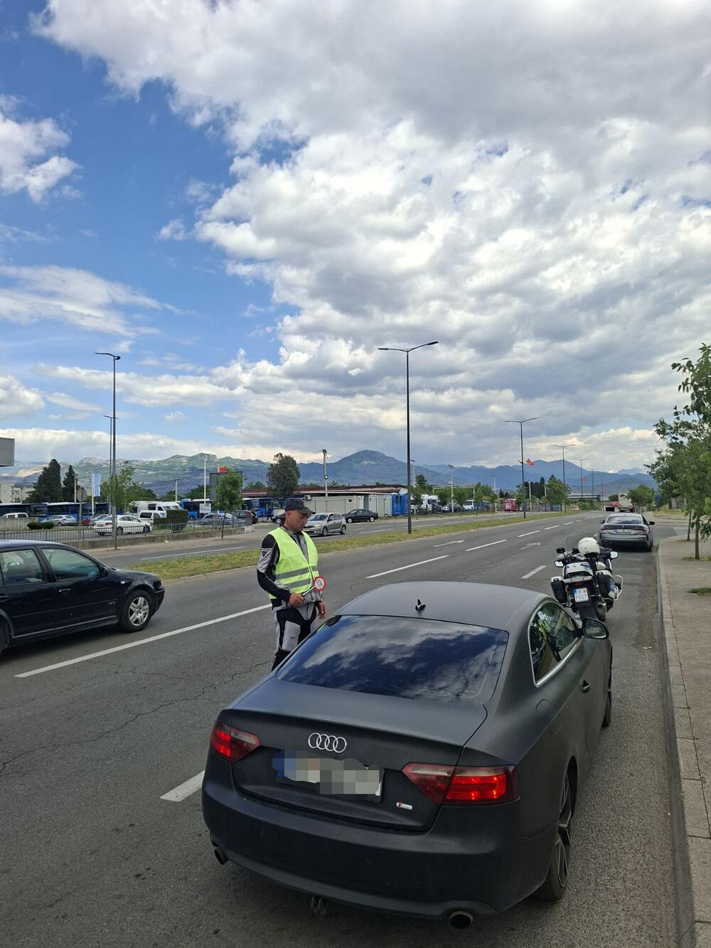 <p>Iz policije su kazali da su uoči koncerta zabilježili prijeteće mejlove lažne sadržine koji su se odnosili na centralnu proslavu na Trgu u Podgorici, a koji su za cilj imali opstrukciju održavanja ove proslave</p>