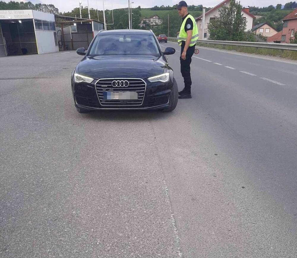 <p>Iz policije su kazali da su uoči koncerta zabilježili prijeteće mejlove lažne sadržine koji su se odnosili na centralnu proslavu na Trgu u Podgorici, a koji su za cilj imali opstrukciju održavanja ove proslave</p>