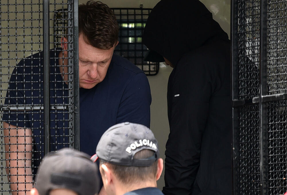 <p>U koordinisanoj i efikasnoj akciji policijskih službenika Regionalnog centra bezbjednosti "Jug", odnosno odjeljenja bezbjednosti Kotor, Bar i Ulcinj, spriječeno bjekstvo osumnjičenih iz Crne Gore, saopšteno je iz Uprave policije</p>