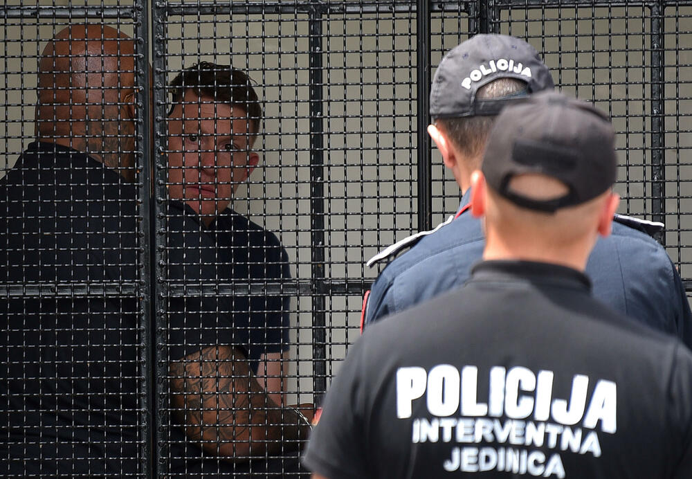 <p>U koordinisanoj i efikasnoj akciji policijskih službenika Regionalnog centra bezbjednosti "Jug", odnosno odjeljenja bezbjednosti Kotor, Bar i Ulcinj, spriječeno bjekstvo osumnjičenih iz Crne Gore, saopšteno je iz Uprave policije</p>