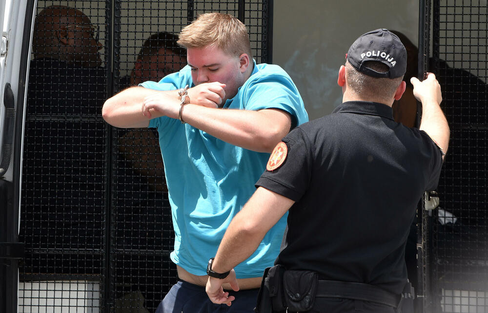 <p>U koordinisanoj i efikasnoj akciji policijskih službenika Regionalnog centra bezbjednosti "Jug", odnosno odjeljenja bezbjednosti Kotor, Bar i Ulcinj, spriječeno bjekstvo osumnjičenih iz Crne Gore, saopšteno je iz Uprave policije</p>