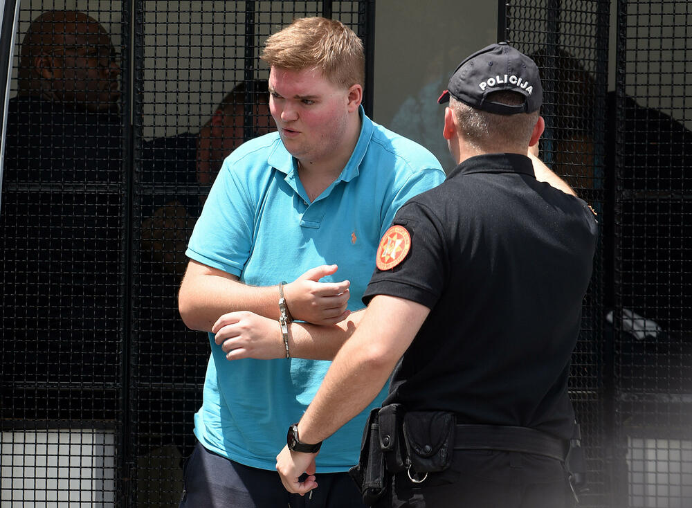 <p>U koordinisanoj i efikasnoj akciji policijskih službenika Regionalnog centra bezbjednosti "Jug", odnosno odjeljenja bezbjednosti Kotor, Bar i Ulcinj, spriječeno bjekstvo osumnjičenih iz Crne Gore, saopšteno je iz Uprave policije</p>