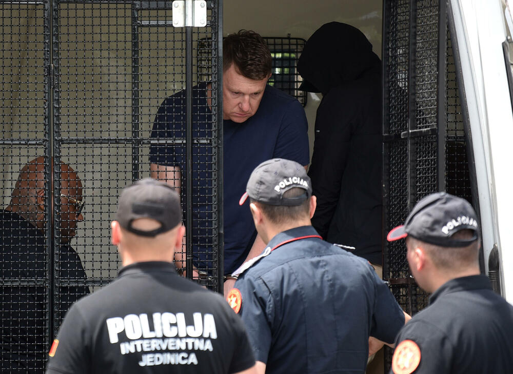 <p>U koordinisanoj i efikasnoj akciji policijskih službenika Regionalnog centra bezbjednosti "Jug", odnosno odjeljenja bezbjednosti Kotor, Bar i Ulcinj, spriječeno bjekstvo osumnjičenih iz Crne Gore, saopšteno je iz Uprave policije</p>