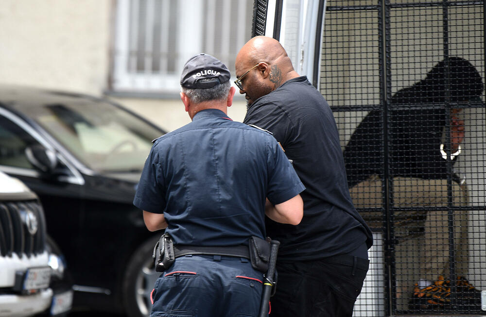 <p>U koordinisanoj i efikasnoj akciji policijskih službenika Regionalnog centra bezbjednosti "Jug", odnosno odjeljenja bezbjednosti Kotor, Bar i Ulcinj, spriječeno bjekstvo osumnjičenih iz Crne Gore, saopšteno je iz Uprave policije</p>