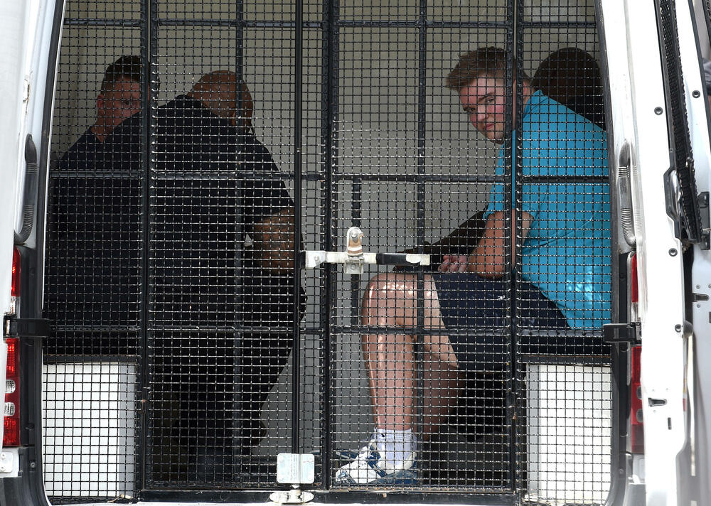 <p>U koordinisanoj i efikasnoj akciji policijskih službenika Regionalnog centra bezbjednosti "Jug", odnosno odjeljenja bezbjednosti Kotor, Bar i Ulcinj, spriječeno bjekstvo osumnjičenih iz Crne Gore, saopšteno je iz Uprave policije</p>