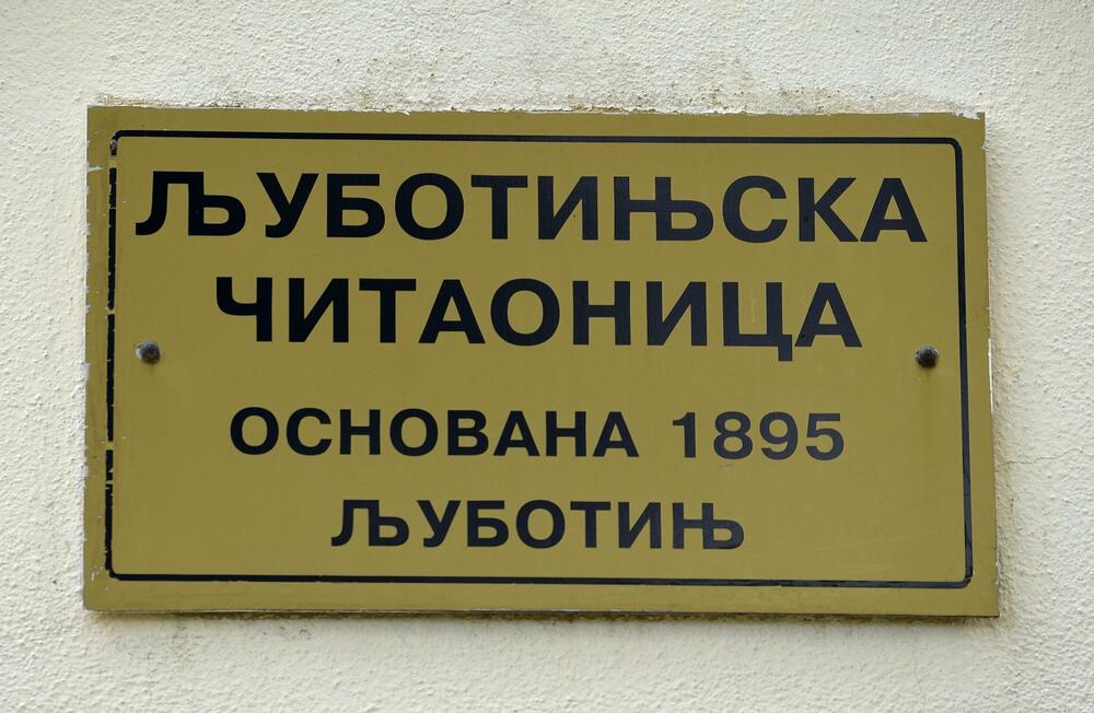 <p>Škola je poodavno zatvorena, crkva zapuštena, a seoska prodavnica zakatančena. Ostao je samo spomenik i 30-40 mahom starijih mještana</p>