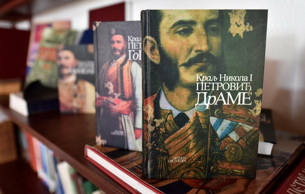 <p>Škola je poodavno zatvorena, crkva zapuštena, a seoska prodavnica zakatančena. Ostao je samo spomenik i 30-40 mahom starijih mještana</p>