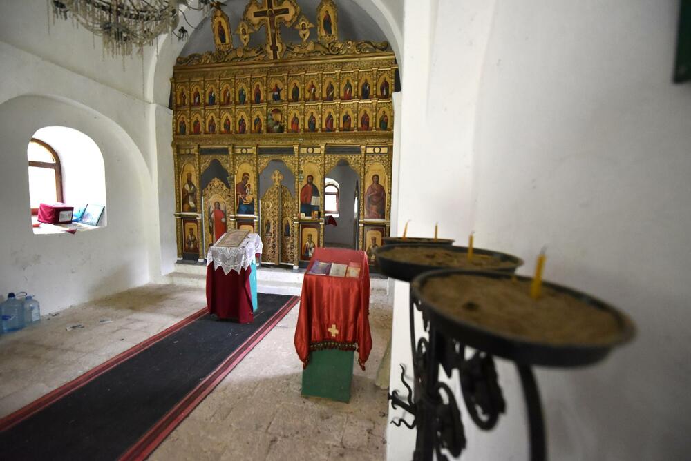 <p>Škola je poodavno zatvorena, crkva zapuštena, a seoska prodavnica zakatančena. Ostao je samo spomenik i 30-40 mahom starijih mještana</p>