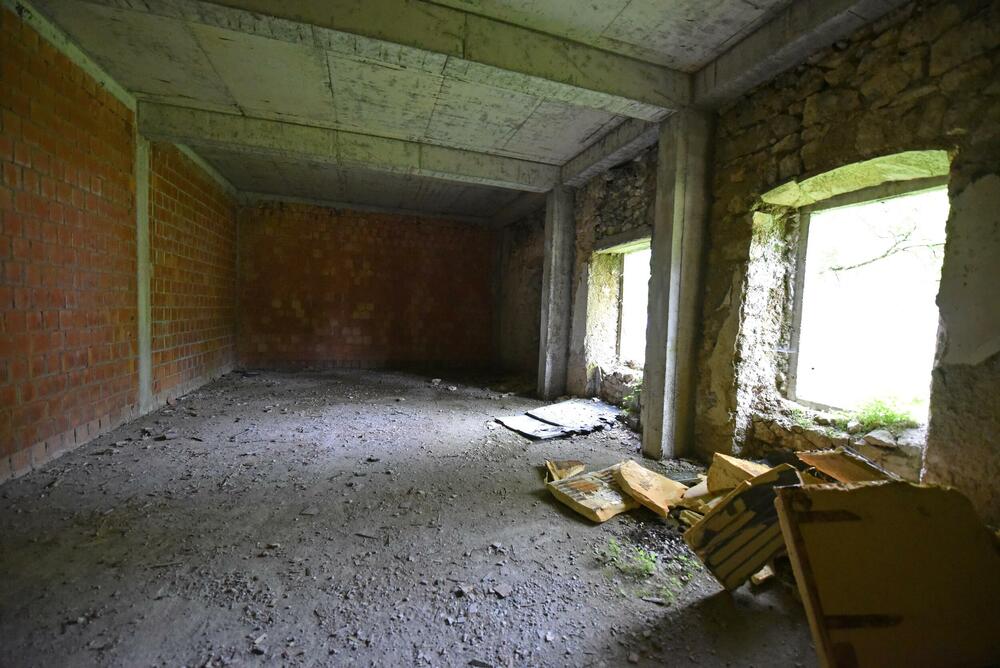 <p>Škola je poodavno zatvorena, crkva zapuštena, a seoska prodavnica zakatančena. Ostao je samo spomenik i 30-40 mahom starijih mještana</p>