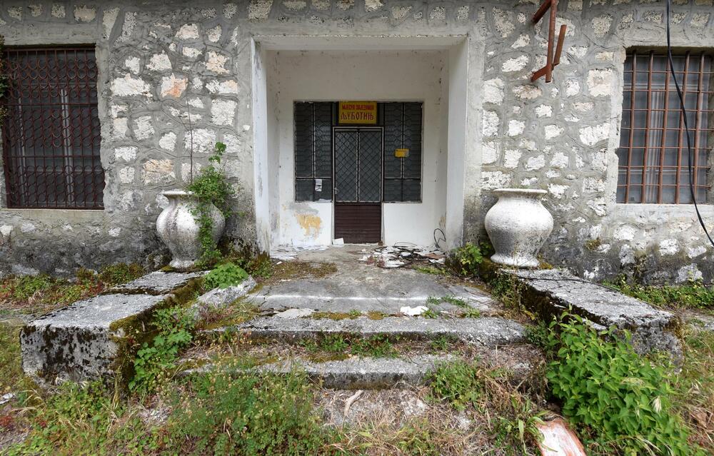 <p>Škola je poodavno zatvorena, crkva zapuštena, a seoska prodavnica zakatančena. Ostao je samo spomenik i 30-40 mahom starijih mještana</p>
