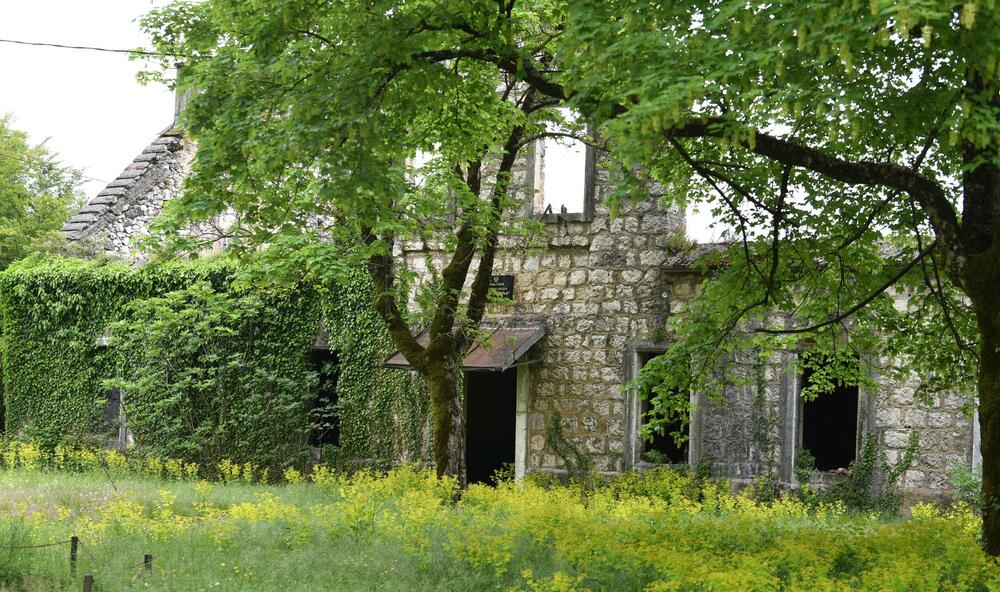 <p>Škola je poodavno zatvorena, crkva zapuštena, a seoska prodavnica zakatančena. Ostao je samo spomenik i 30-40 mahom starijih mještana</p>