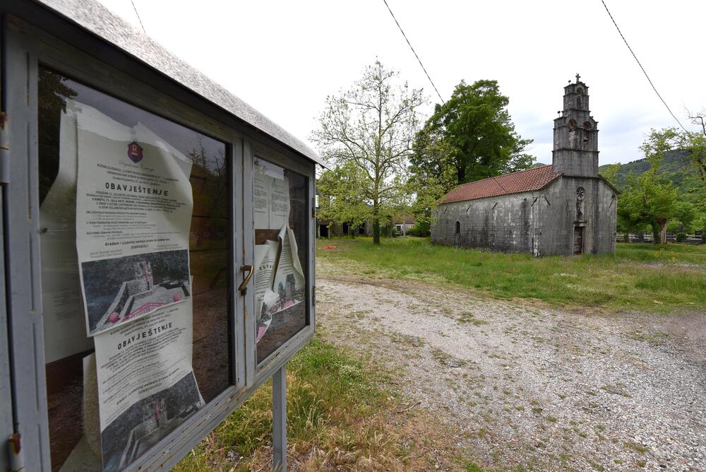 <p>Škola je poodavno zatvorena, crkva zapuštena, a seoska prodavnica zakatančena. Ostao je samo spomenik i 30-40 mahom starijih mještana</p>