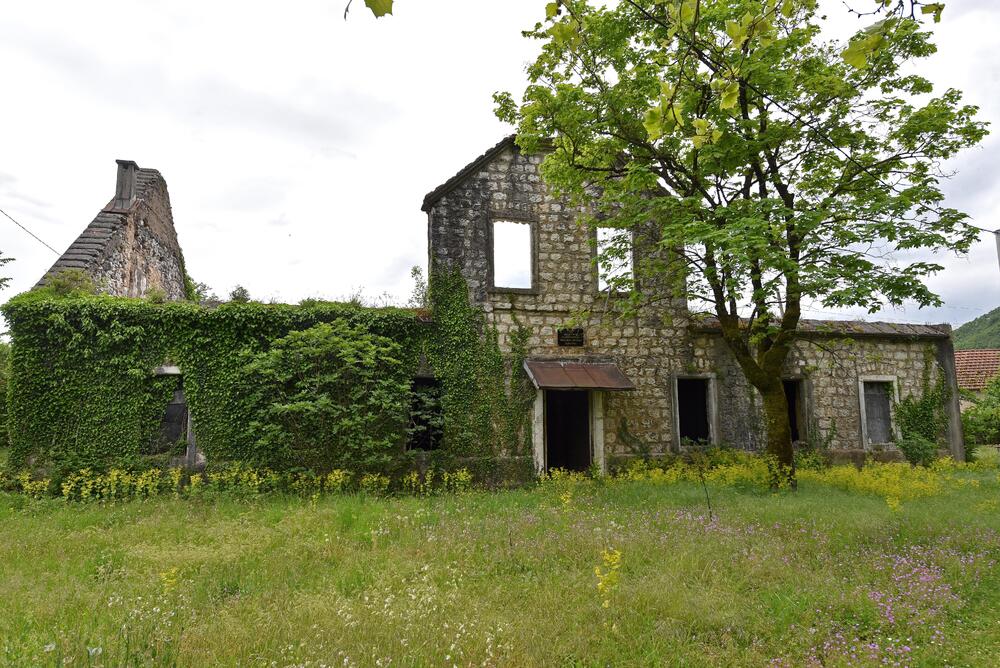 <p>Škola je poodavno zatvorena, crkva zapuštena, a seoska prodavnica zakatančena. Ostao je samo spomenik i 30-40 mahom starijih mještana</p>