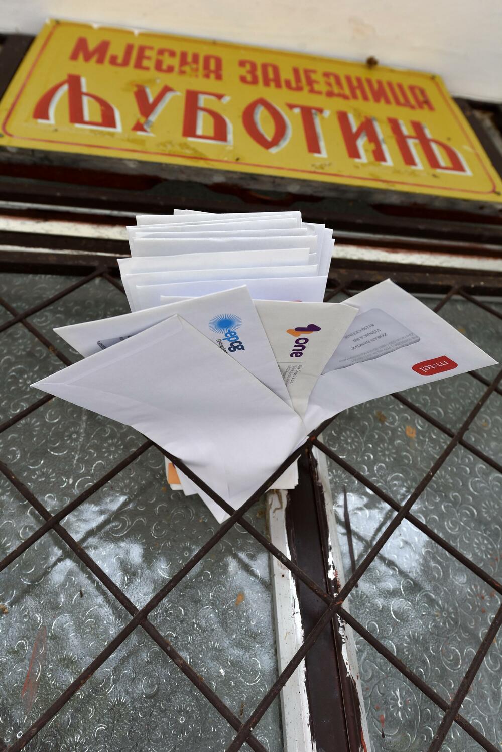 <p>Škola je poodavno zatvorena, crkva zapuštena, a seoska prodavnica zakatančena. Ostao je samo spomenik i 30-40 mahom starijih mještana</p>