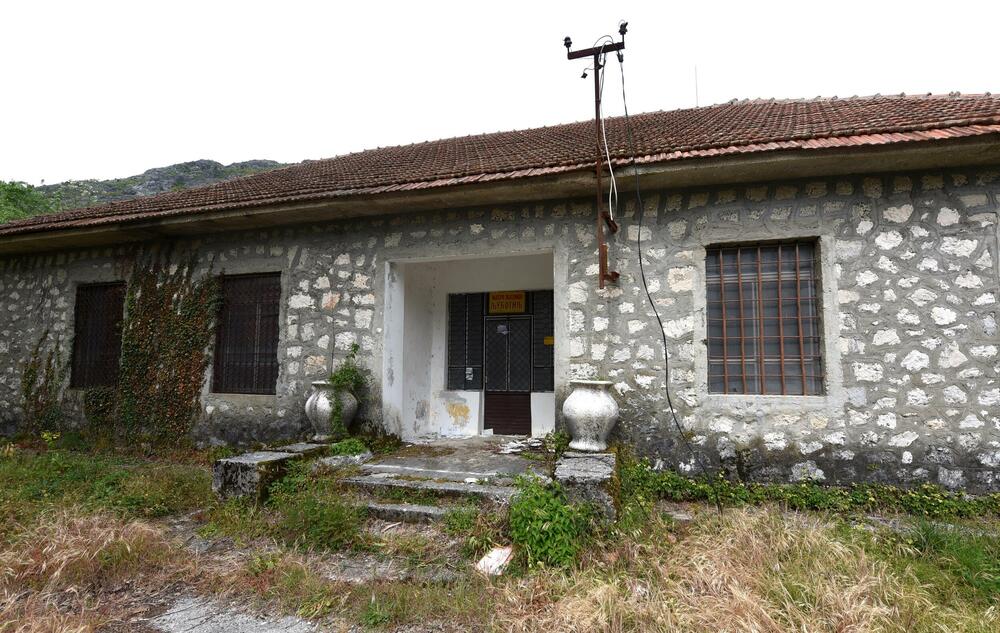 <p>Škola je poodavno zatvorena, crkva zapuštena, a seoska prodavnica zakatančena. Ostao je samo spomenik i 30-40 mahom starijih mještana</p>