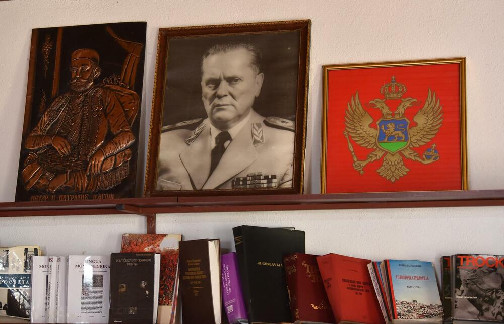 <p>Škola je poodavno zatvorena, crkva zapuštena, a seoska prodavnica zakatančena. Ostao je samo spomenik i 30-40 mahom starijih mještana</p>