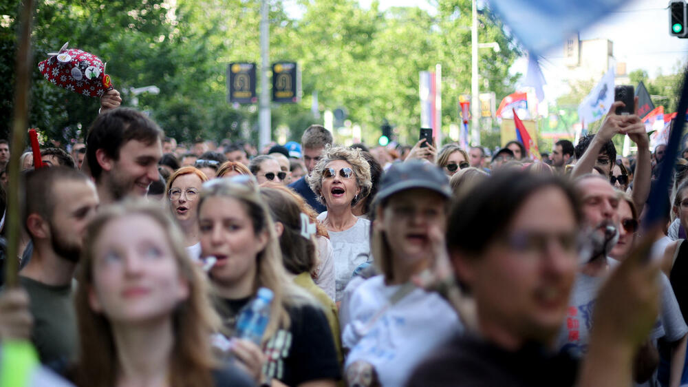 <p>Glavni dio studentskog protesta "Ti i ja, Slavija" počeo je nešto poslije 18 časova. Protest bi zvanično trebalo da traje do 20 časova</p>
