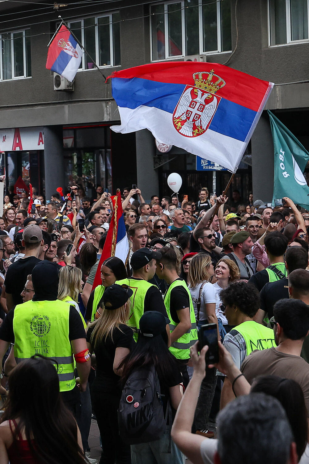 <p>Glavni dio studentskog protesta "Ti i ja, Slavija" počeo je nešto poslije 18 časova. Protest bi zvanično trebalo da traje do 20 časova</p>